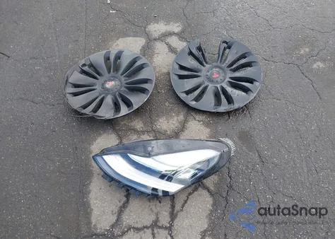 2023 Tesla Model Y Awd/Long Range Dual Motor All-Wheel Drive z USA, uszkodzony, nr VIN 7SAYGDEEXPA103691